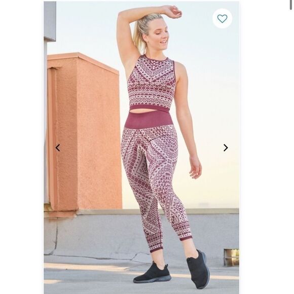 NWT! Fabletics High-Waisted Seamless Lace Capri Workout Gym Leggings - Picture 2 of 8